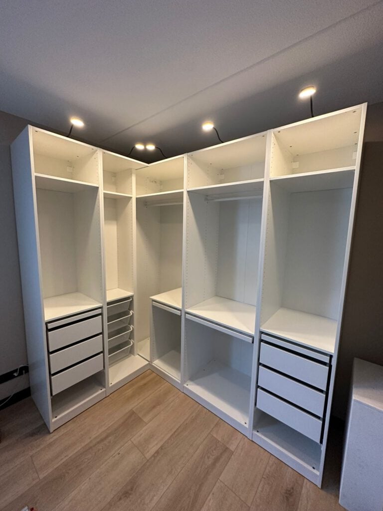 Montage van PAX‑schuifdeuren inclusief verlichting