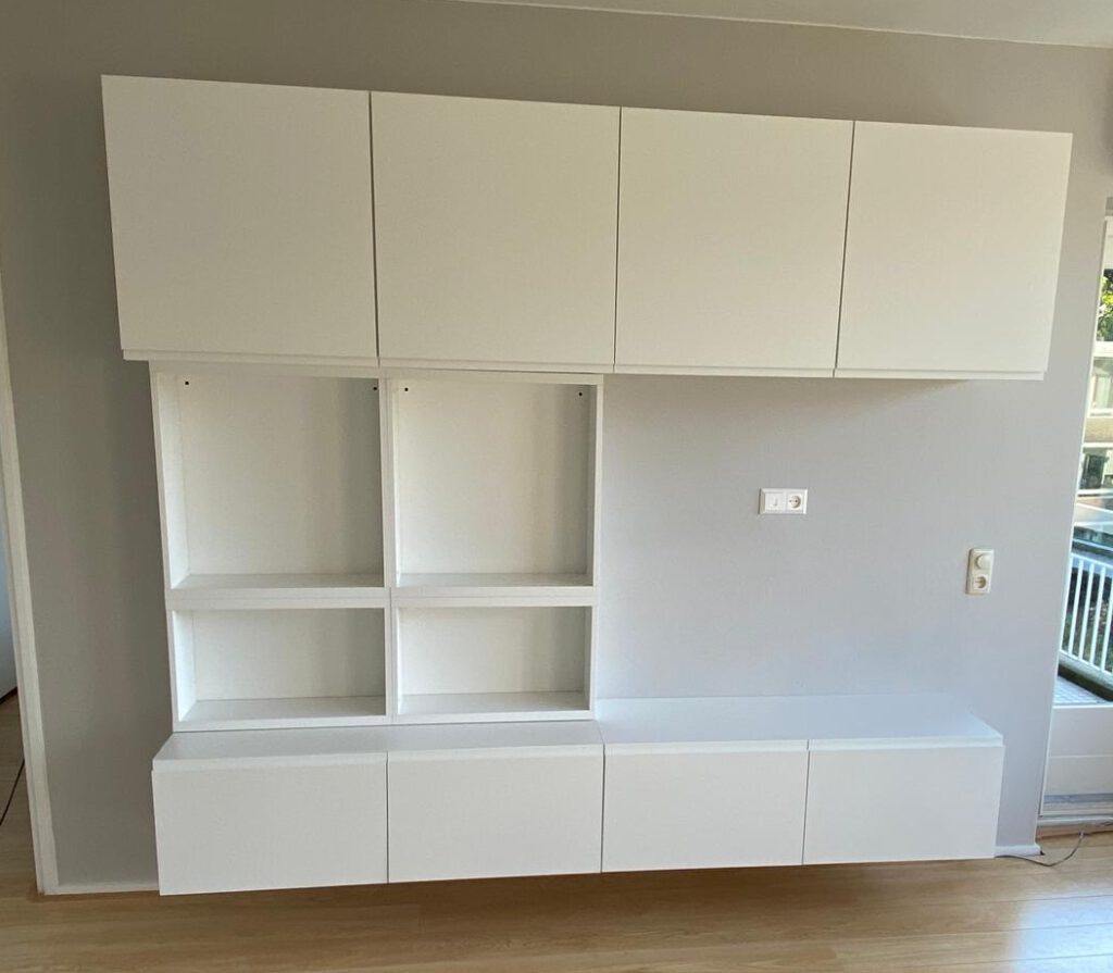Combinatie van BESTÅ‑kasten als wandmeubel, professioneel geïnstalleerd