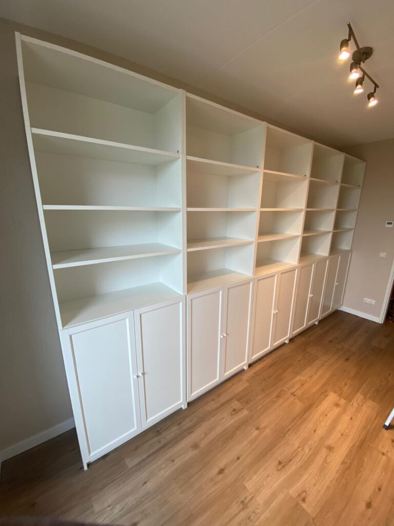 Professioneel gemonteerde BILLY‑wandkast met meerdere modules, waterpas en stevig bevestigd.