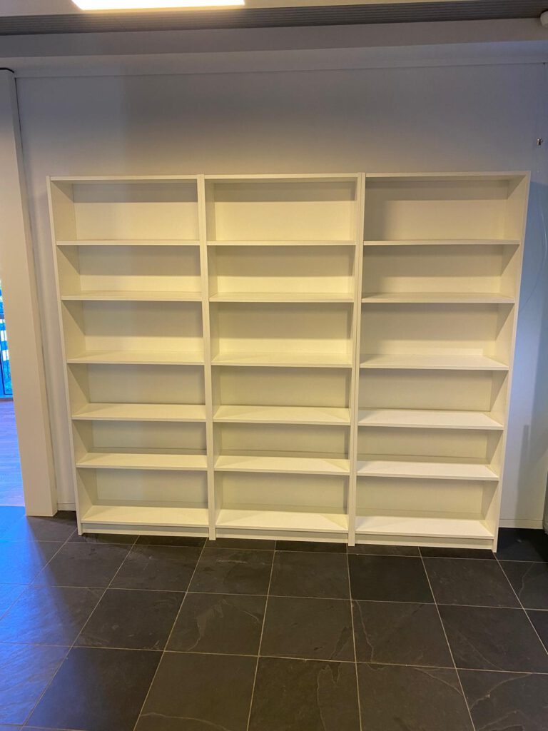 Strak gemonteerde BILLY‑kast met deuren, afgestelde scharnieren en netjes geplaatste planken.