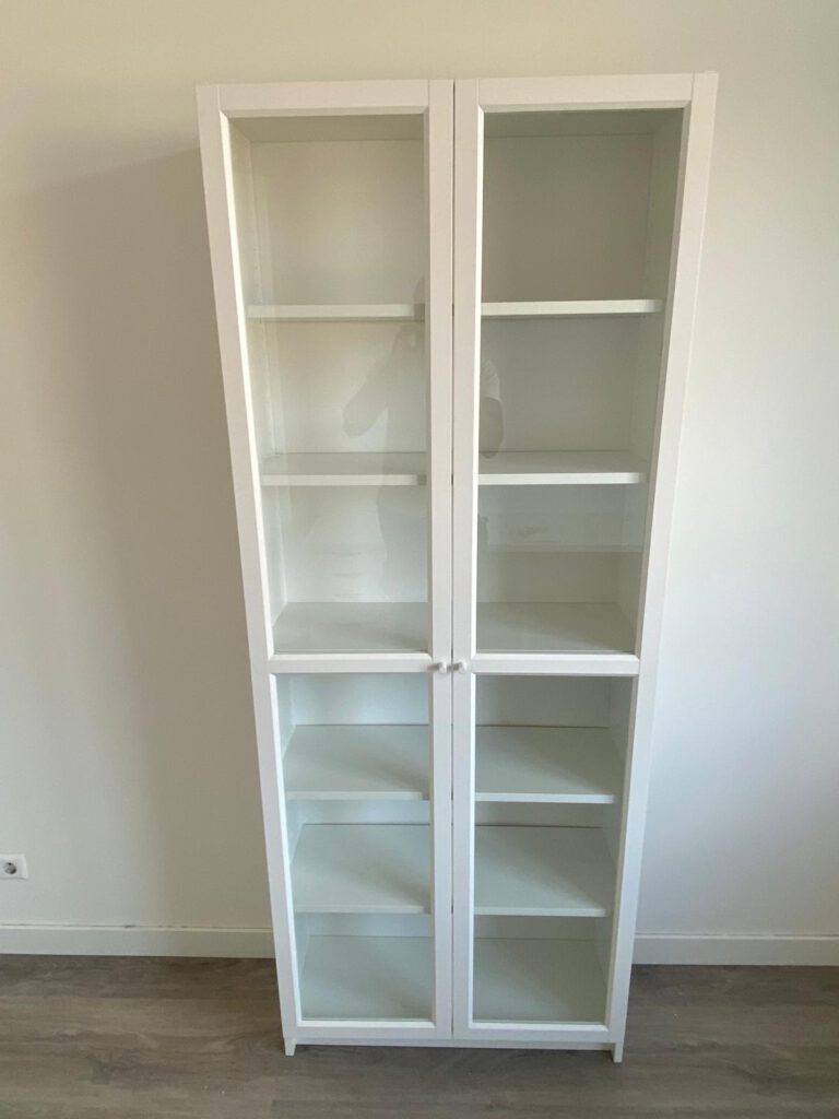 Professioneel gemonteerde BILLY-boekenkast met deuren van glas.