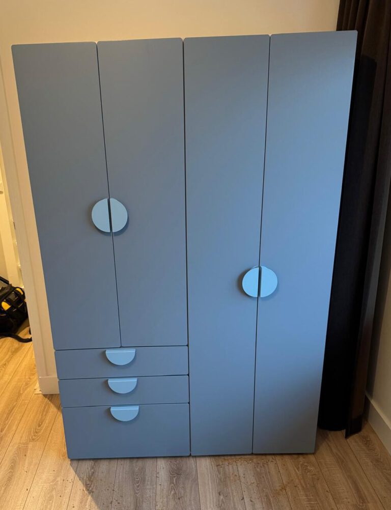 PLATSA‑kast gemonteerd op zolder onder een schuin dak, professioneel waterpas geplaatst.