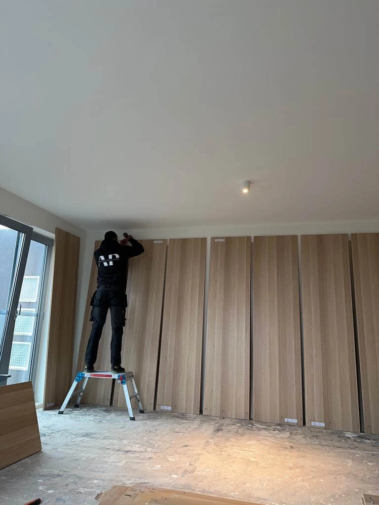 Monteur IKEA pax kast monteert bij klant thuis op locatie